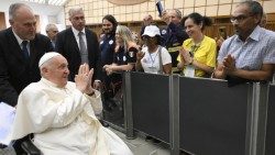 Papst Franziskus trifft in der Audienzhalle die Organisatoren, Künstler und Freiwilligen, die den 1. Weltkindertag mit Leben gefüllt haben