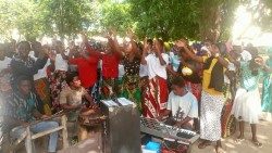 Grupo de fiéis durante a celebração em Mocímboa da Praia (Moçambique)