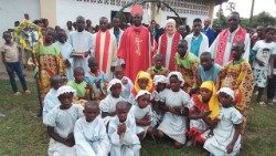 Mgr Toussaint Iluku, évêque de Bokungu-Ikela, lors de sa visite pastorale du 14 au 27 mai 2024.