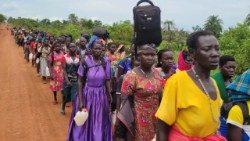  Pèlerins marchant 380 kilomètres vers le sanctuaire des martyrs de l'Ouganda.