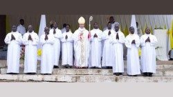Mgr Rueda Beltz avec les dix nouveaux catéchistes du diocèse d'Agboville envoyés en mission dimanche 26 mai 2024