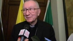 Le cardinal Parolin répondant aux journalistes à Milan