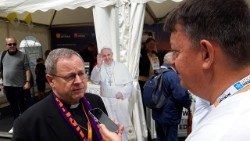 Der Vorsitzende der Deutschen Bischofskonferenz zu Besuch am Radio-Vatikan-Stand