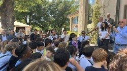 Franco Vaccari, presidente di Rondine, presenta la Cittadella della Pace ai bambini delle scuole elementari di Arezzo