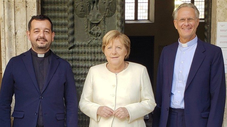 Prorektor dr. Branko Jurić, kancelarka Angela Merkel i rektor dr. Hans-Peter Fischer - Vatikan, 7. listopada 2021. (Foto: Vatican Media, arhivska snimka)