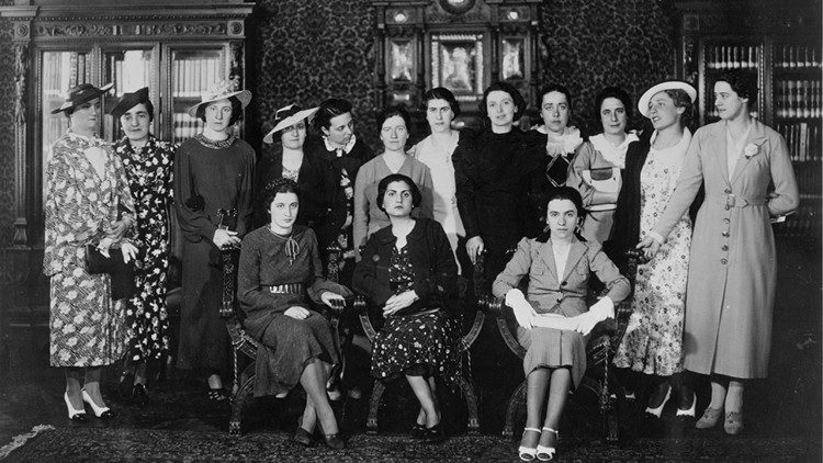 Photo de 1936. Les premières femmes diplômées arrivèrent en 1929.