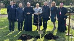 Sadenie jablone vo Vatikánskych záhradách pri príležitosti 80. výročia mučeníckej smrti bl. rodiny Ulmovcov