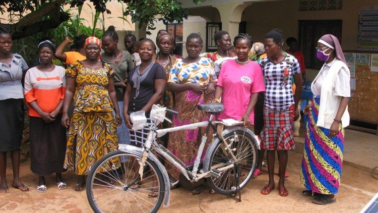 Kobiety z Masia Market odbierają nowe rowery w biurze Adeesa Support Group Organization (ASGO).