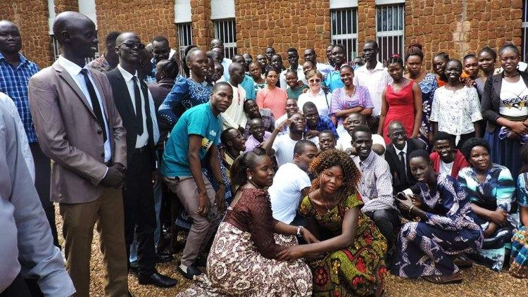 Sr. Brygida Maniurka mit Studenten am Catholic Health Training Institute, in Wau, 2023