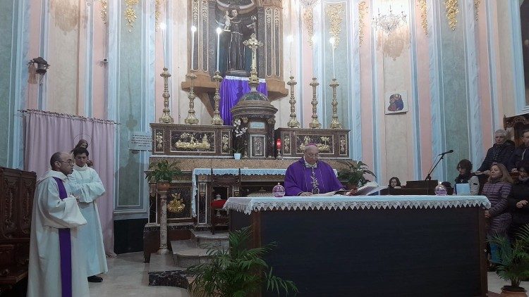 Monsignor Marciante durante la Messa nella chiesa di Valledolmo