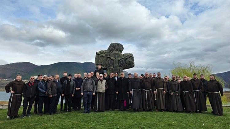 Svećenici okupljeni u samostanu na Šćitu (Foto: KTA BK)