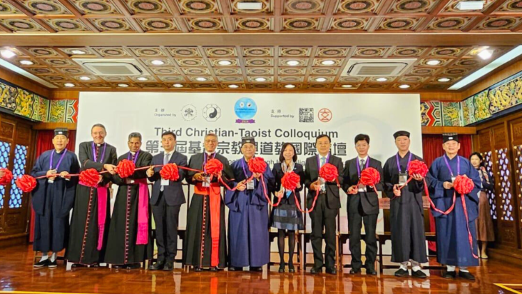Teilnehmer am dritten christlich-taoistischen Dialogtreffen in Hongkong