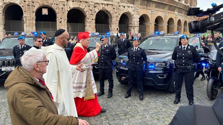 Erdő Péter bíboros autókat áld meg és vezetőiket a Colosseumnál