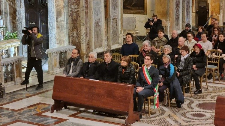 A Santa Francesca Romana-bazilikában összegyűlt hívek