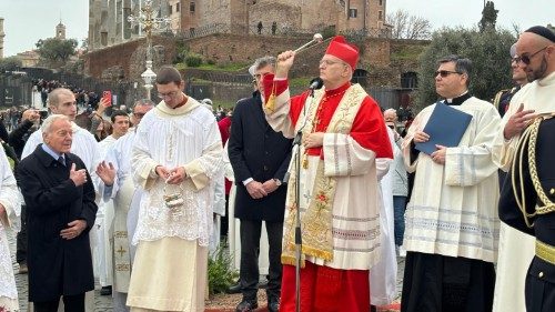 Erdő Péter bíboros gépkocsikat áldott meg Rómában Szent Franciska ünnepe alkalmából