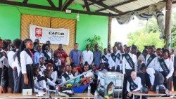 Caritas Diocesana da Beira (Moçambique) e os jovens beneficiários dos kits de autoemprego