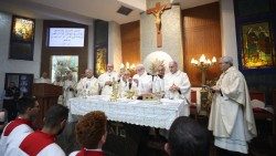 L'arcivescovo Paul Gallagher durante la messa nella parrocchia latina di Swefieh ad Amman in Giordania