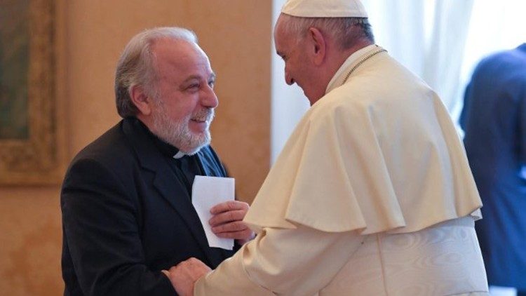 Monseñor Piero Coda saluda al Papa Francisco