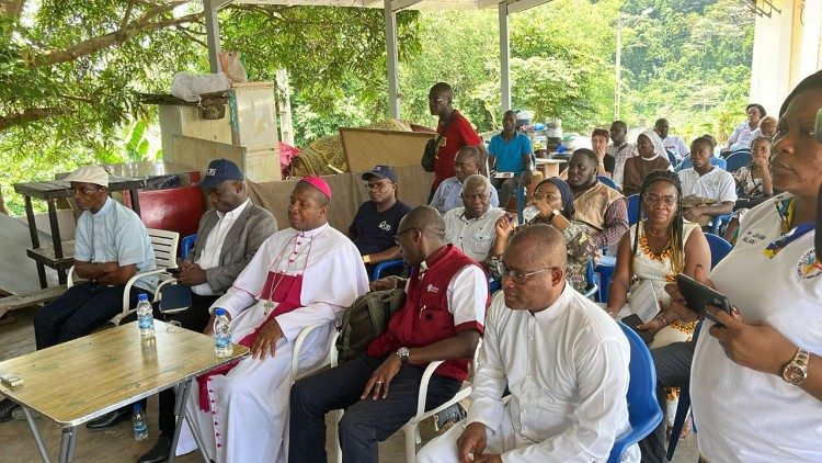 Visite de l'évêque aux victimes de déguerpissements en Côte d'Ivoire 