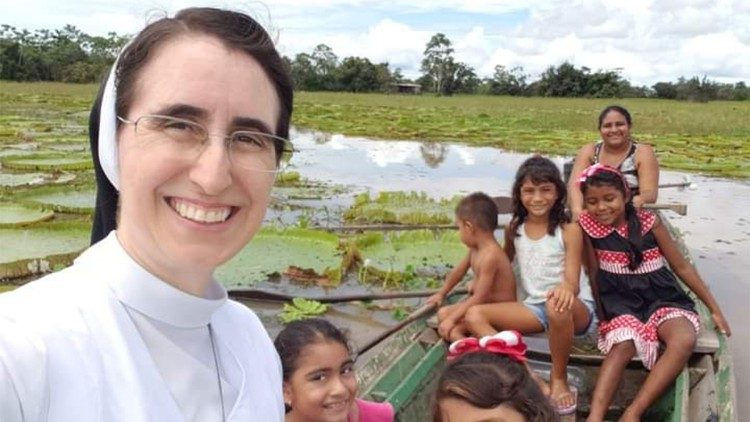 A religiosa com as crianças da Ilha de Santa Rita, na Amazônia brasileira