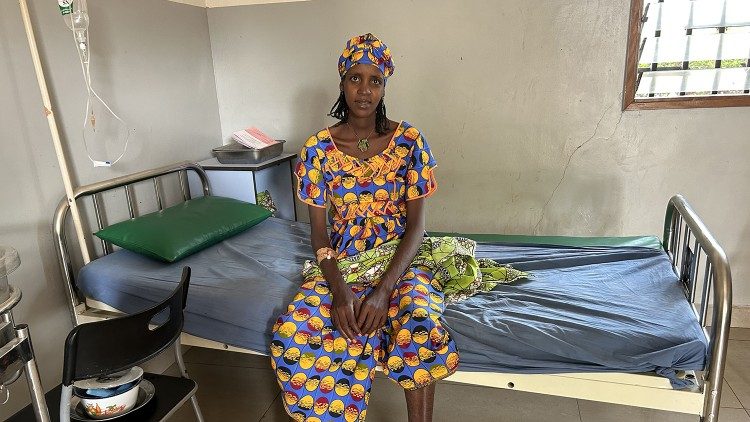 Uma paciente sendo atendida pelo hospital católico em Camarões