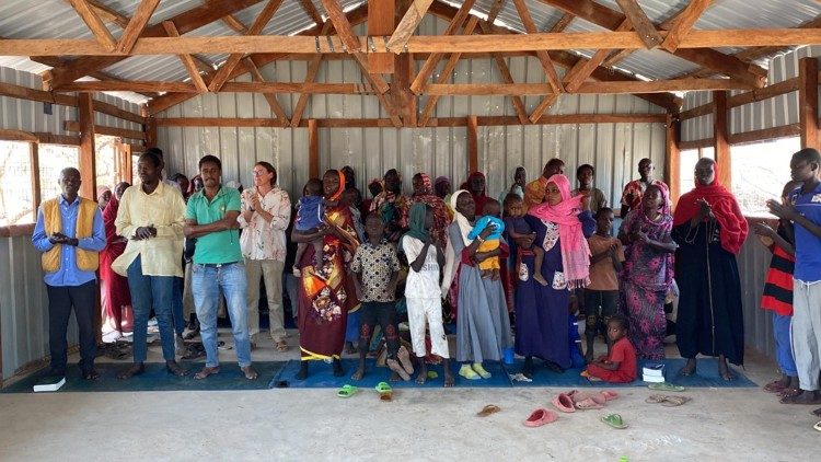 Gebet in der neuen Kirche im Flüchtlingslager Wedweil.