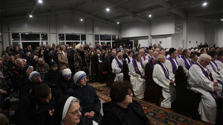 Vjernici na misi za kardinala Kuharića u Bogoslužnom prostoru bl. Alojzija Stepinca (Foto: TU ZGN)