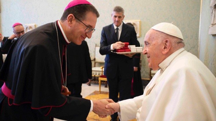 Monseñor Luis Manuel Alí Herrera, obispo auxiliar de Bogotá, saluda al Santo Padre.