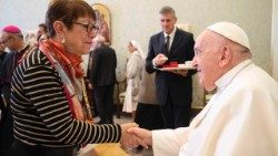 Teresa Morris Kettelkamp saluda al Papa Francisco