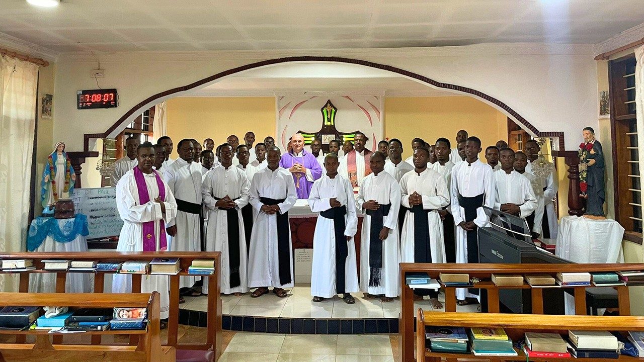 Studenci teologii wincentyńskiej w Tanzanii „robią miejsce Bogu” pomimo ograniczeń przestrzennych