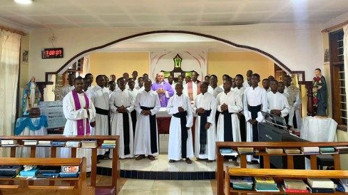 Seminaristas vicentinos de Tanzania "hacen sitio a Dios" a pesar de la falta de espacio