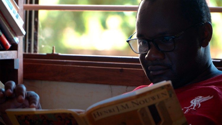 Un seminarista tanzano estudiando.