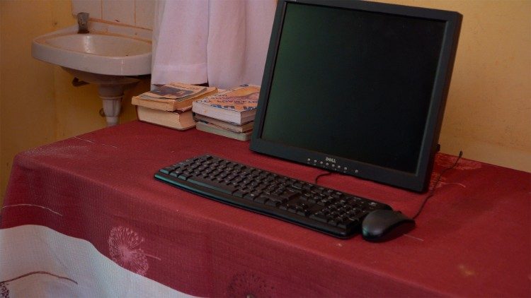 Um dos oito computadores que os 41 seminaristas compartilham