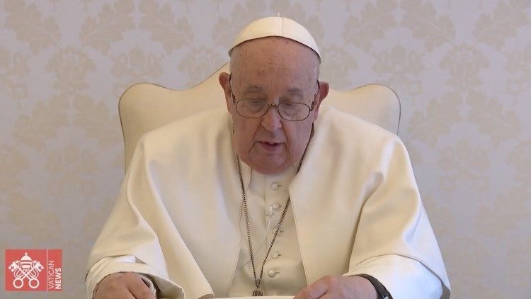Papa Francesco legge il suo messaggio per le Confraternite di Mérida