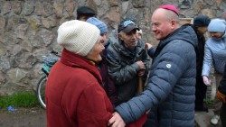 Monsignor Jan Sobilo con la gli abitanti di Zaporizhia