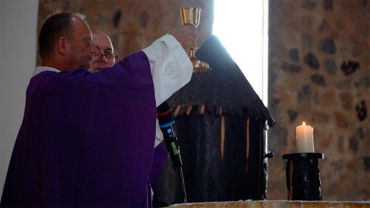 El padre Peter celebra la santa misa en Sukamahela.