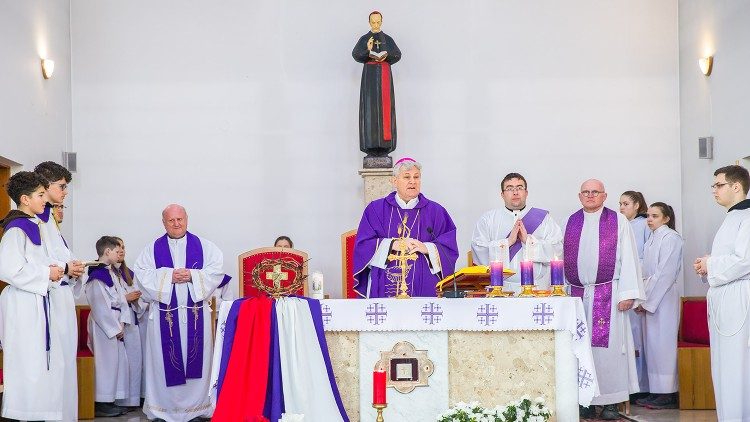 Sisački biskup Vlado Košić predvodi misno slavlje u Kutinskoj Slatini (Foto: Stjepan Vego)