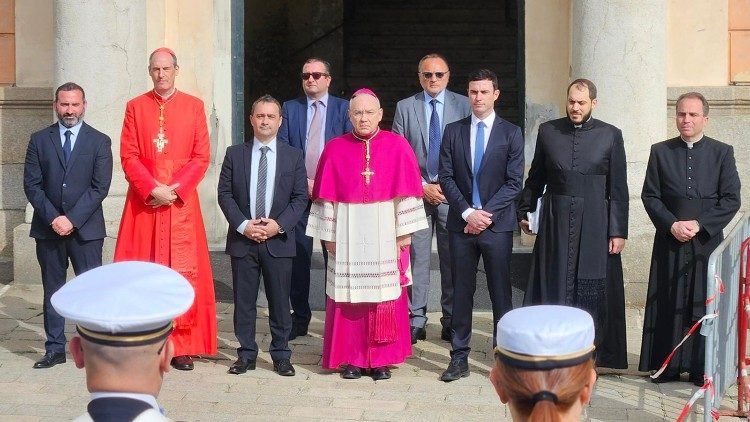 Le cardinal Bustillo avec Mgr Edgar Peña Parra et les autorités corses. 