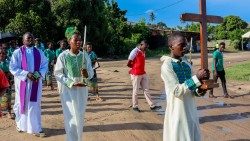 Jovens da Beira durante a Via sacra pela paz em Cabo Delgado (Moçambique) e no mundo