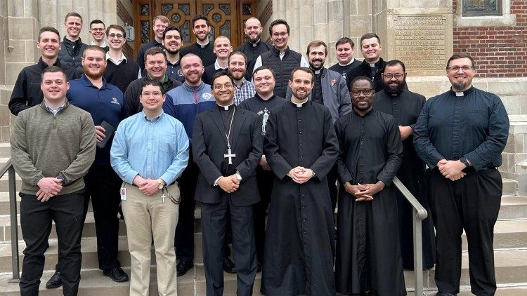 Foto de grupo do bispo Fernandes com seminaristas diocesanos