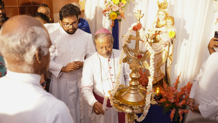 Nadbiskup Machado pali svijeću Blaženoj Djevici Mariji