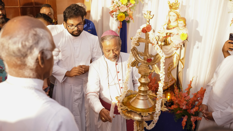 Archbishop Machado lights a candle to the Blessed Virgin Mary