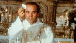 Don Peppe Diana, assassiné le 19 mars 1994 dans la sacristie de la paroisse Saint-Nicolas de Bari à Casal di Principe, près de Naples en Italie. 