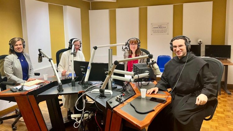 Sor Helen Alford en los estudios de Radio Vaticana.