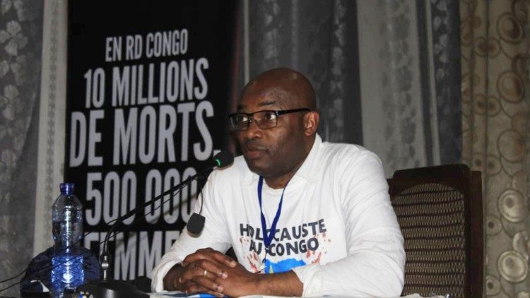 Charles Onana, politologue, journaliste et essayiste camerounais, auteur de «L'holocauste au Congo. L’omerta de la Communauté internationale»; au cours d'une conférence à l'Université Loyola du Congo (ULC), à Kimwenza-Kinshasa, le 17 mars 2024.
