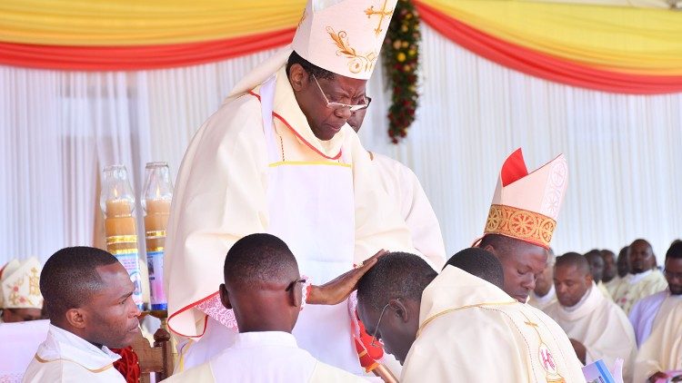 Kardinali Rugambwa akimwekea mikono juu ya kichwa cha Askofu Mteule
