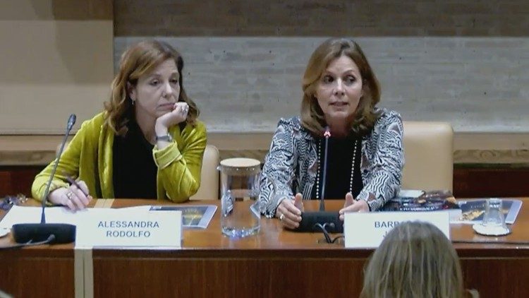 Barbara Jatta (a la derecha) y Alessandra Rodolfo (a la izquierda) durante la conferencia de presentación de la exposición
