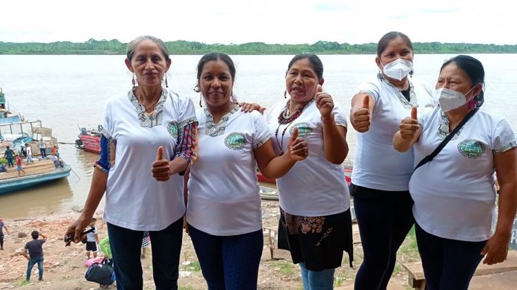 Indigenas en favor del rio Marañon