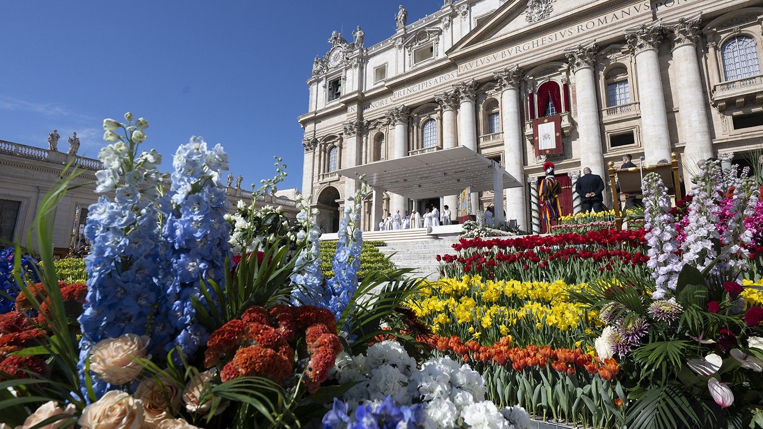 Alun-alun dan Basilika Santo Petrus akan berfungsi sebagai taman warna-warni untuk Pekan Suci