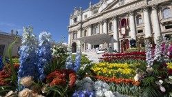 Le decorazioni floreali per la Messa di Pasqua del 2023